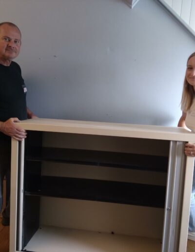 Alain et Alicia portant un meuble