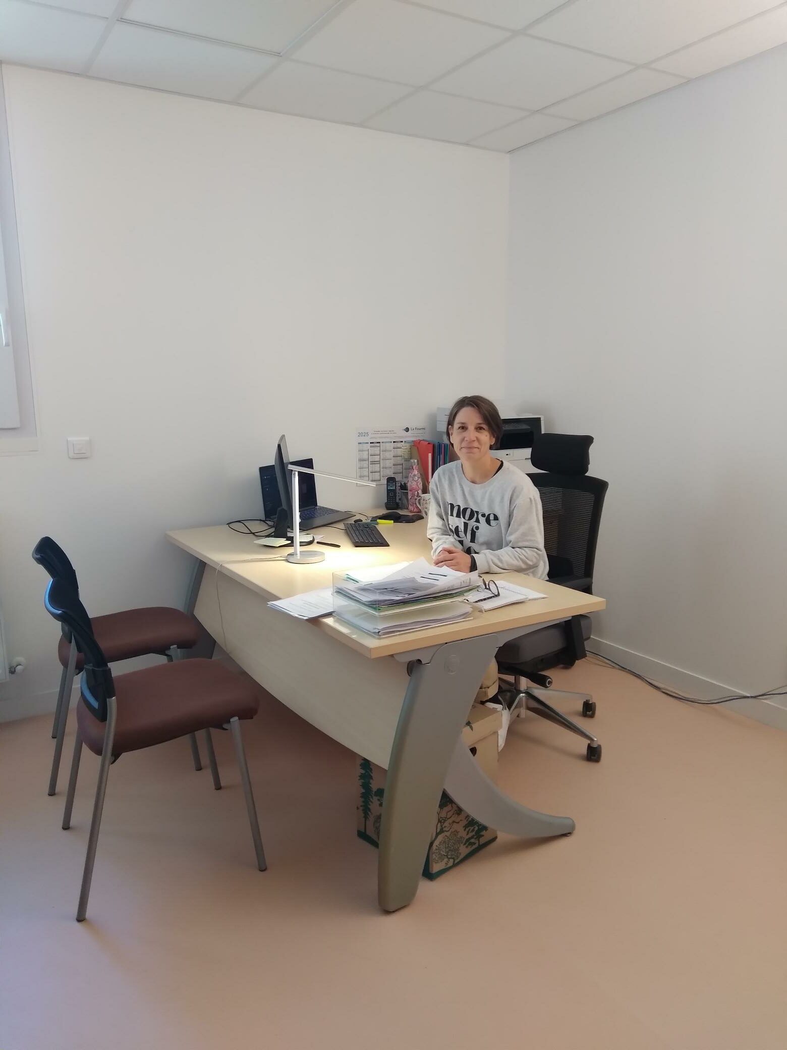 Céline Céline, conseillère en insertion professionnelle, dans son bureau