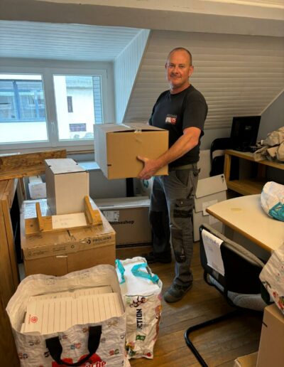 Alain portant les cartons